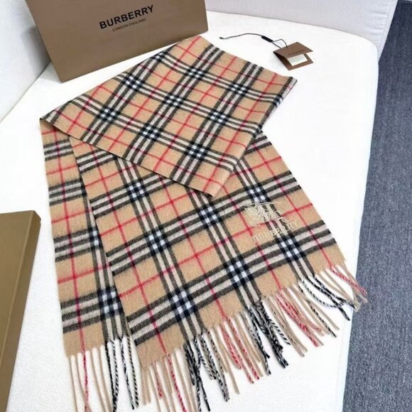 Burberry Fringed Designer Shawl - Picture 6 of 6